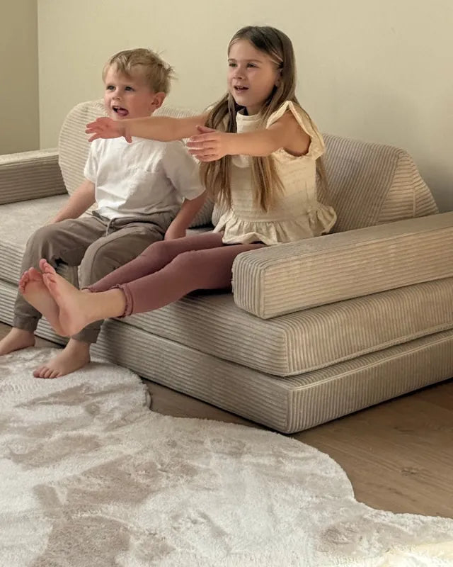 Dwoje dzieci na Play Sofa Pure Corduroy w kolorze Vanilla