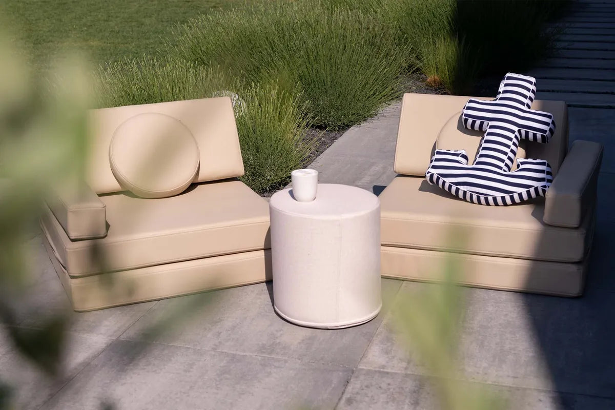 Shappy Pouf Ultra Plush obok elementów Play Sofa na tarasie