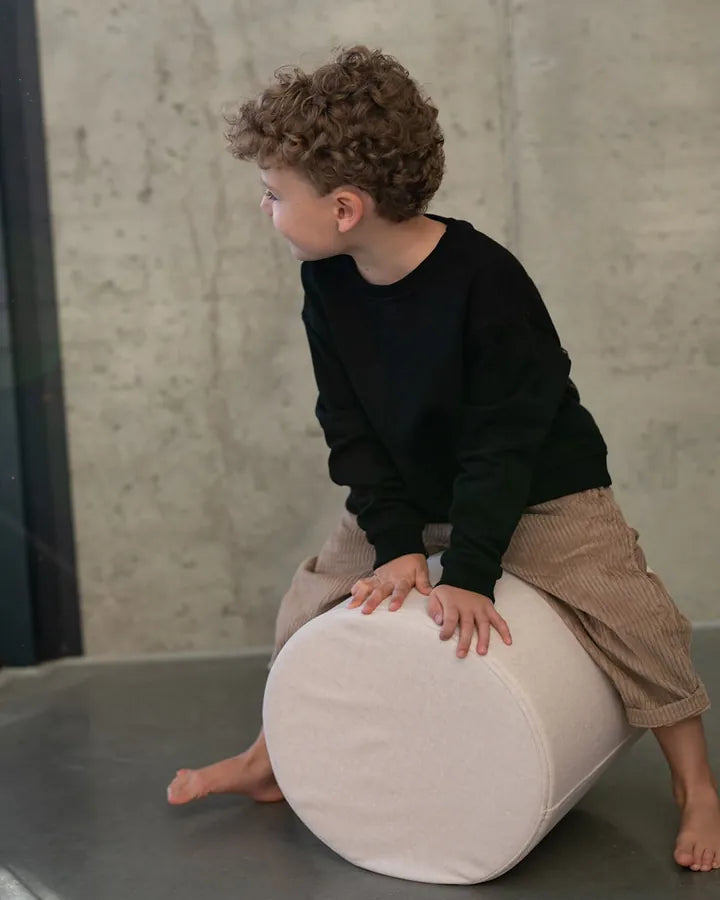 Chłopiec turla pufę Shappy Pouf Ultra Plush położoną na boku