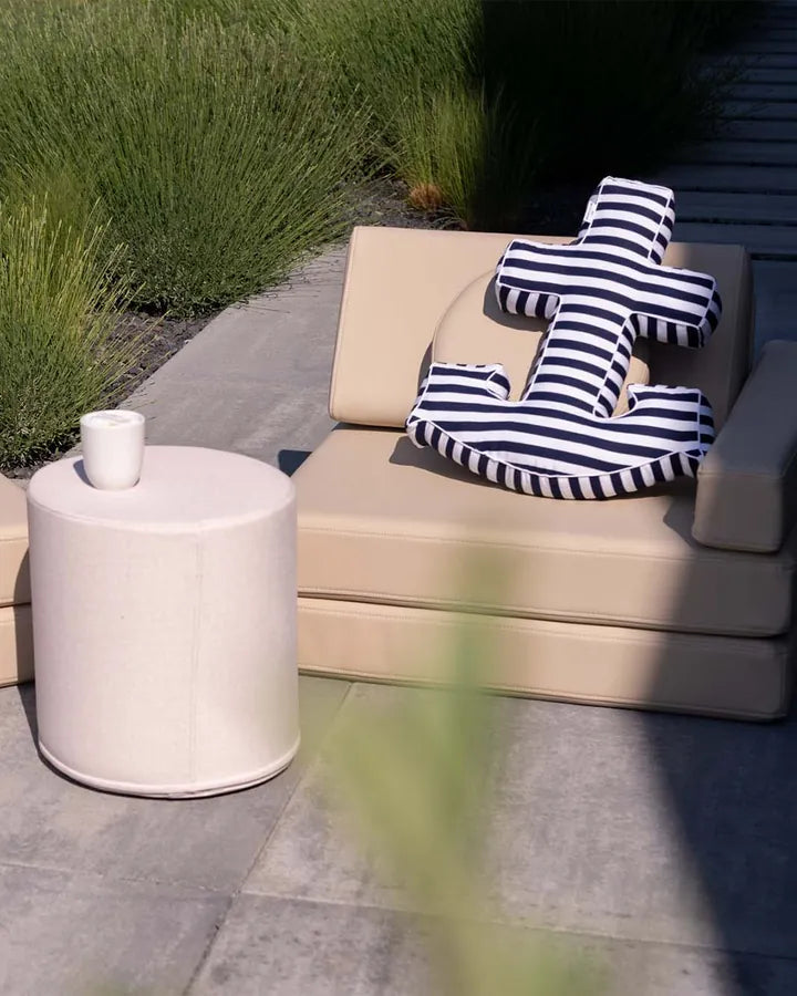 Shappy Pouf Ultra Plush z kubkiem na wierzchu, obok elementów Play Sofa