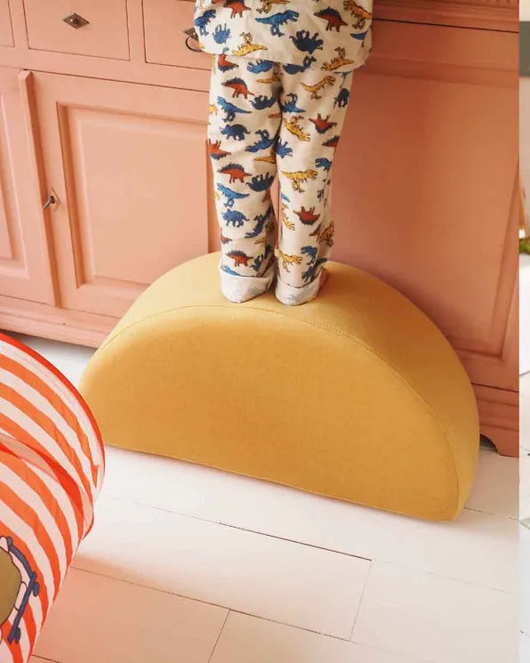 Dziecko stoi na Rockerze Original w kolorze Mustard