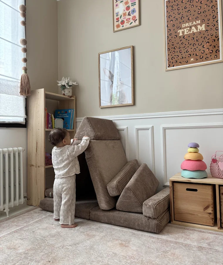 Dziecko buduje kryjówkę z Play Sofa Pure Corduroy Mini w kolorze Chocolate