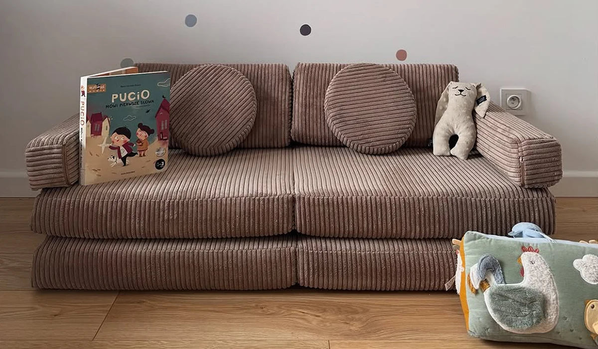 Play Sofa Pure Corduroy Mini w kolorze Chocolate jako kompaktowa sofa w pokoju dziecka