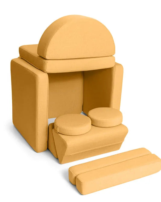 Domek zbudowany z sofy do zabawy z Rockerem jako dachem, w kolorze Mustard