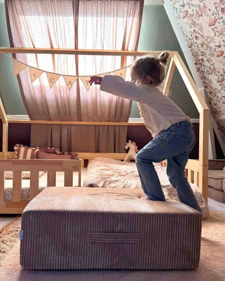 Chłopiec skacze na Trampoline Pure Corduroy w pokoju dziecięcym