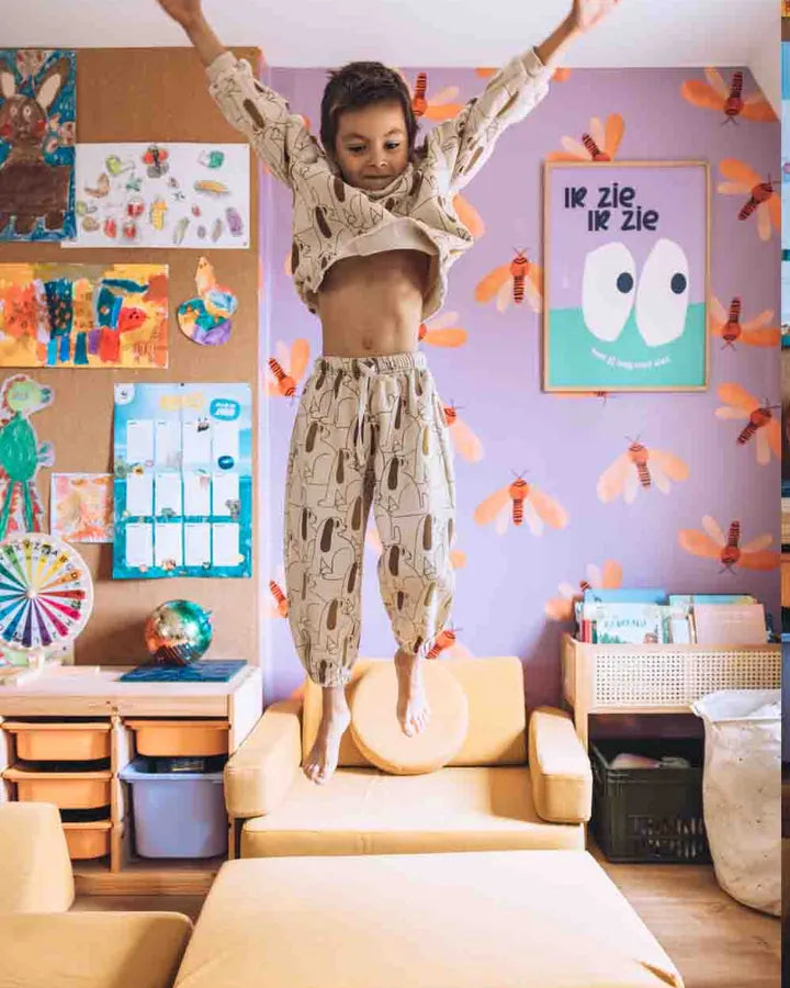 Dziewczynka skacze na Trampoline Original w kolorze Mustard