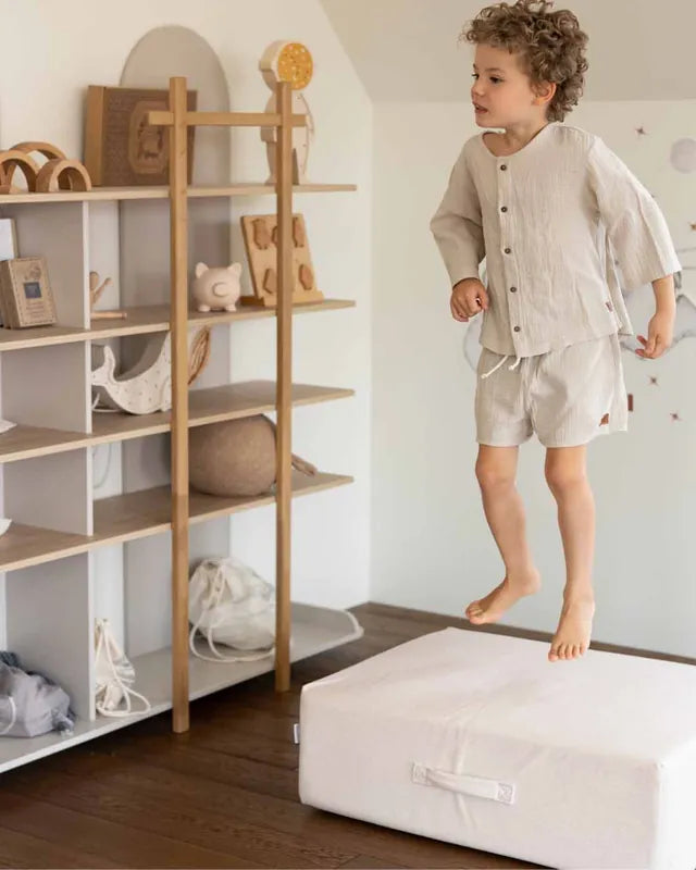Chłopiec skacze na Trampoline Original w kolorze Soft Beige