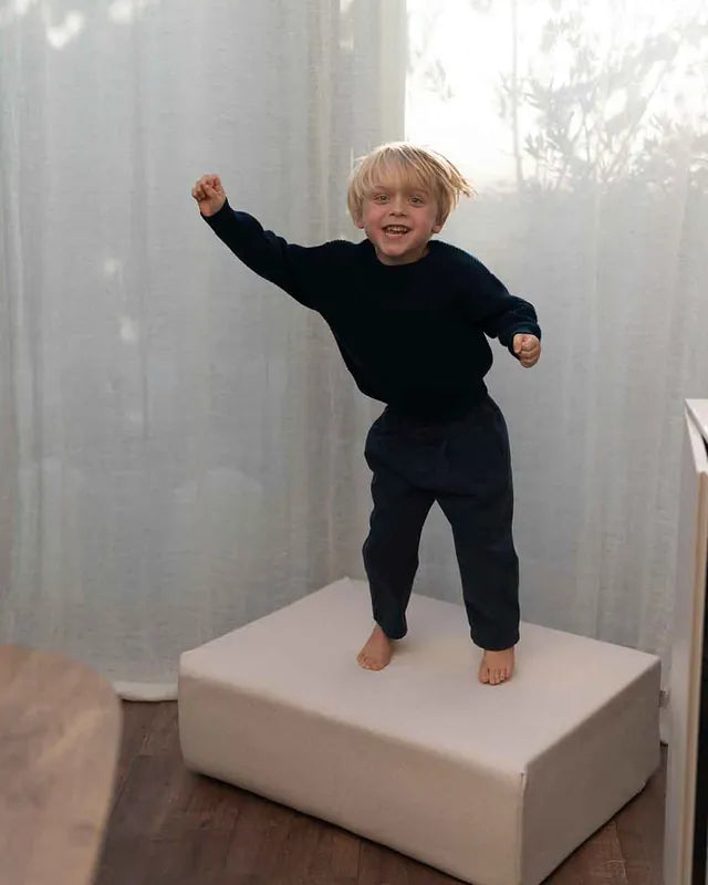 Chłopiec na Trampoline Original w kolorze Soft Beige
