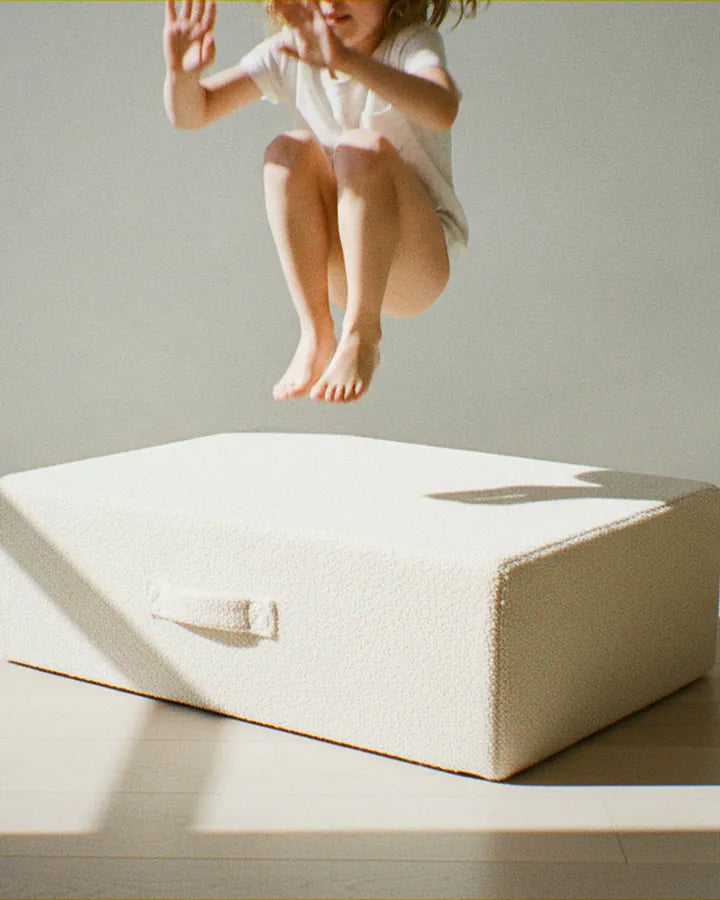 Dziecko skacze na Trampoline Original Teddy w kolorze Soft Cream
