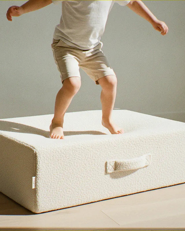 Dziecko skacze na Trampoline Original Teddy w kolorze Soft Cream
