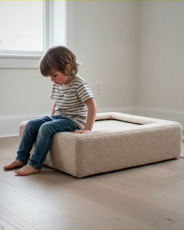 Dziecko siedzi na Trampoline Original Teddy w kolorze Soft Cream