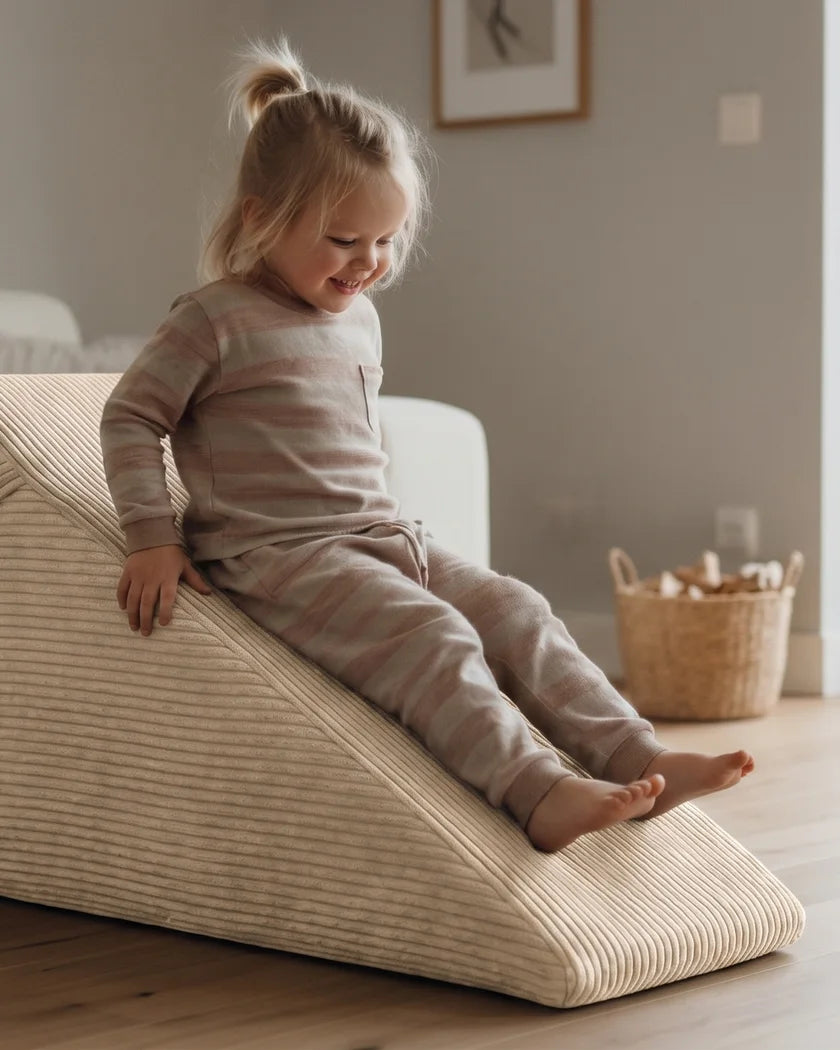Dziecko zjeżdża ze Slide Waffle w kolorze Cream Beige