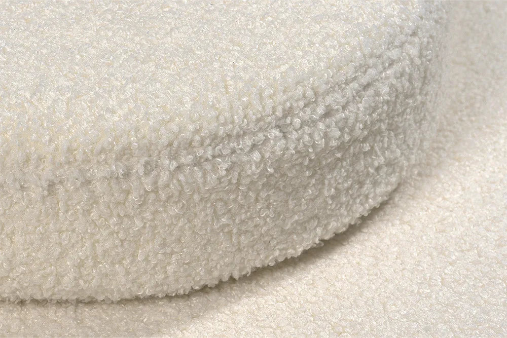 Zbliżenie tkaniny Teddy na poduszce Play Sofa Original Teddy w kolorze Soft Cream