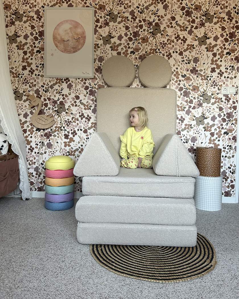 Dziewczynka siedzi w fotelu zbudowanym z Play Sofa Original Teddy