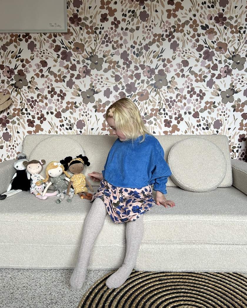Dziewczynka siedzi na Play Sofa Original Teddy złożonej z powrotem w sofę