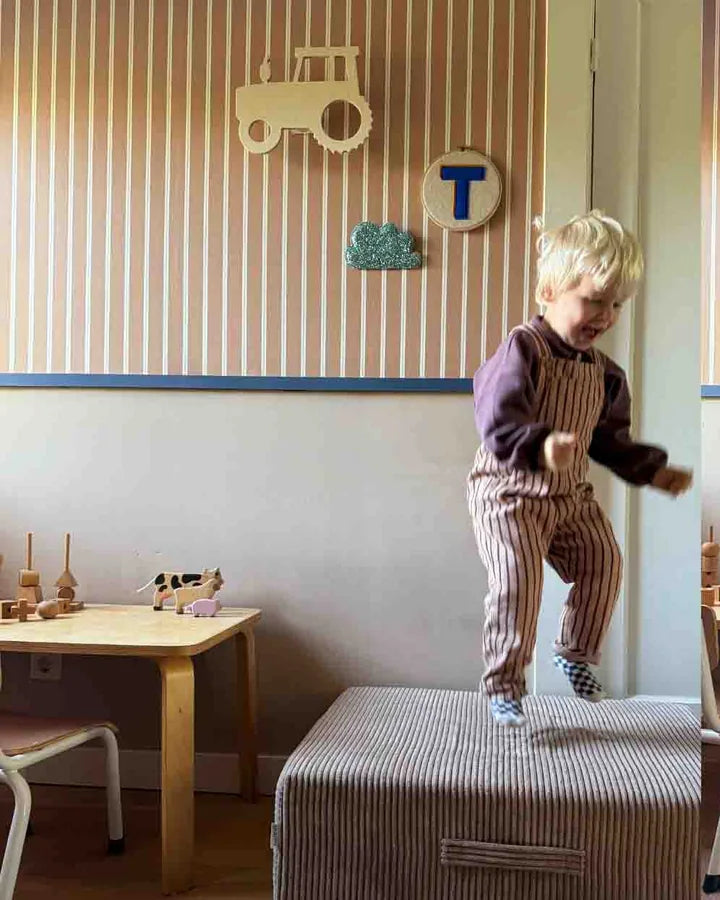 Chłopiec skacze na Trampoline Pure Corduroy w pokoju zabaw