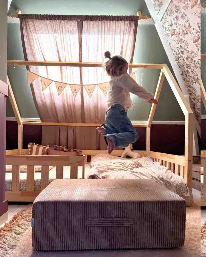 Dziewczynka skacze na Trampoline Pure Corduroy w swoim pokoju