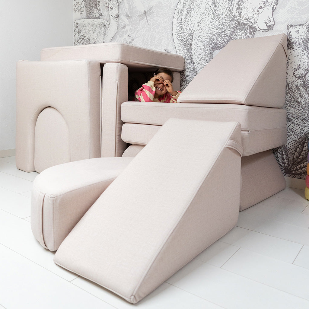 Dziewczynka w konstrukcji z sofy do zabawy i Slide w kolorze Soft Beige