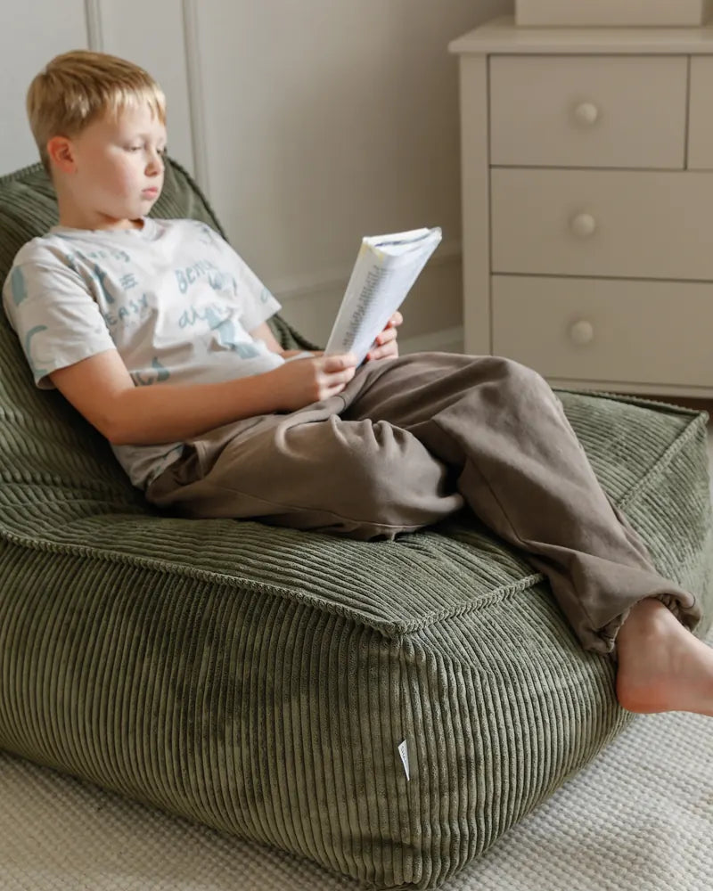 Chłopiec czyta w Kumo Lounger