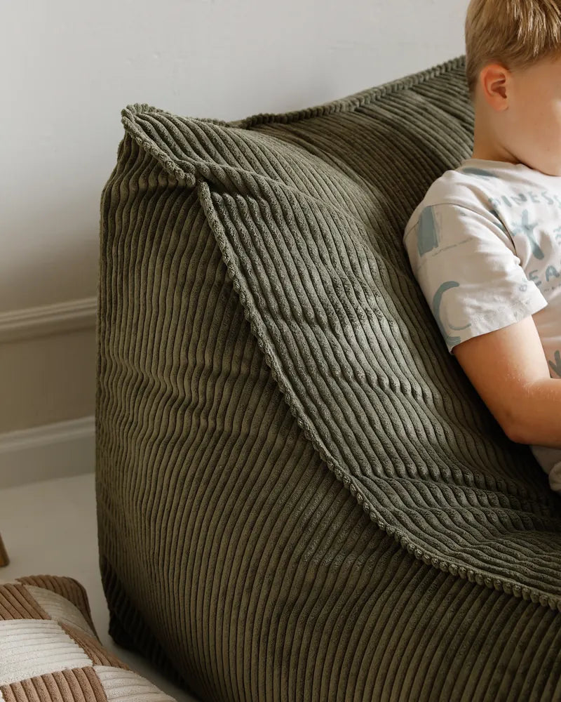 Kumo Lounger z boku: pełny kształt i sztruks