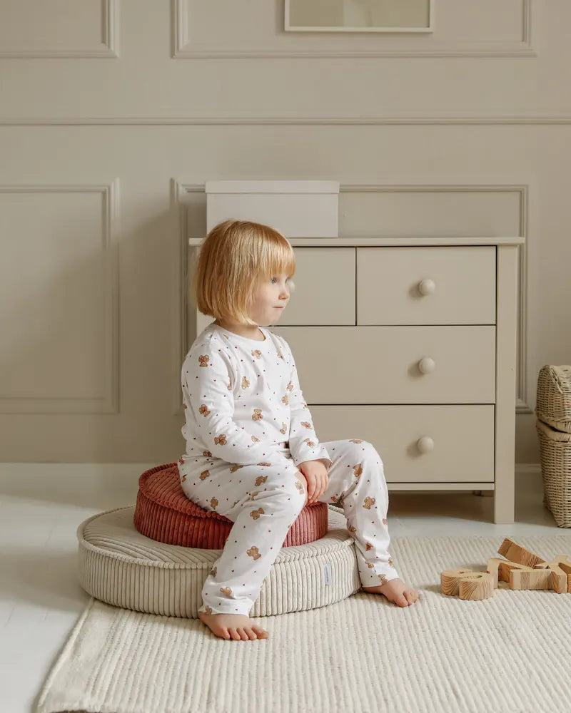 Dziecko siedzi na pufie Yuka Mini postawionej na pufie Yuka